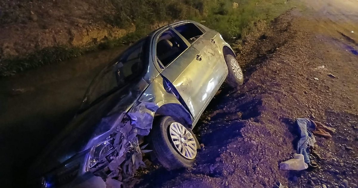 Volcaron con el automóvil en un arroyo y se fueron