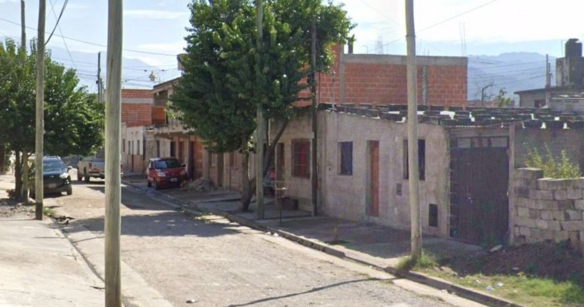 Asaltó con un cuchillo al hombre que le daba de comer