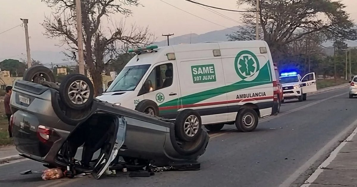 Dos heridos tras el vuelco de un automóvil