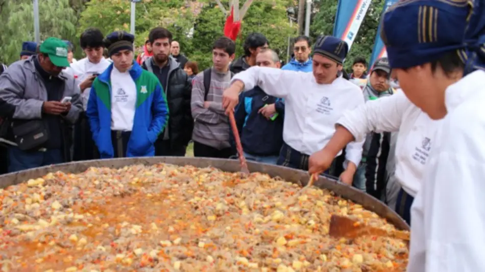 Guiso gigante de cayote en la plaza Belgrano