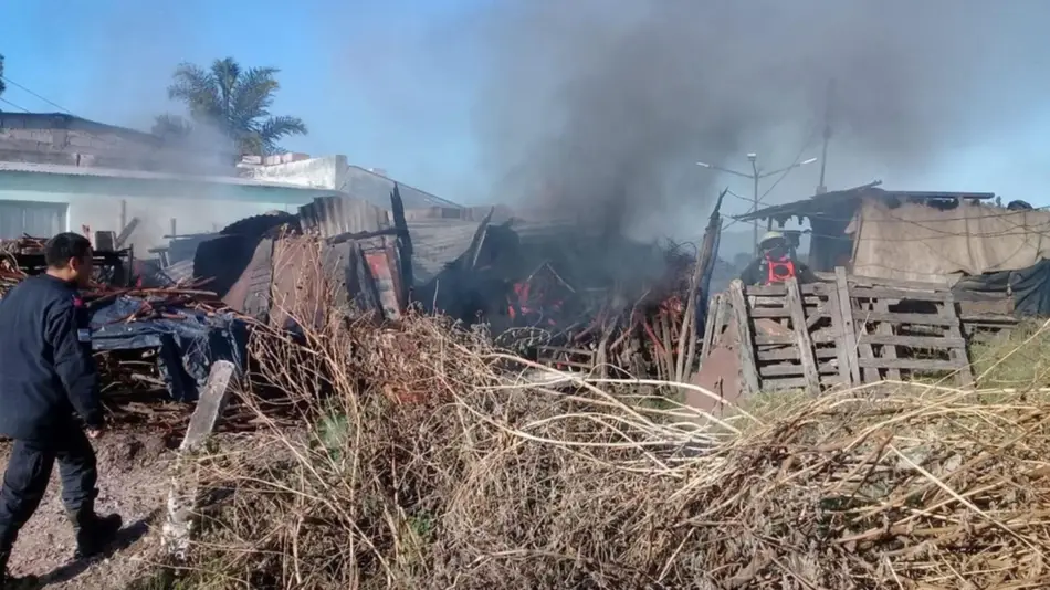 El fuego consumió bienes de 2 familias