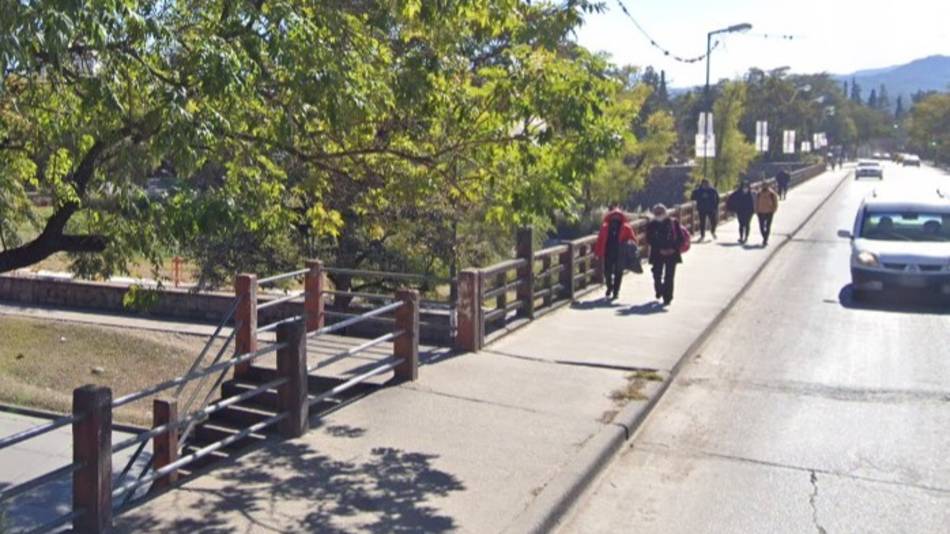 Reconoció a un ladrón y lo atacó a golpes
