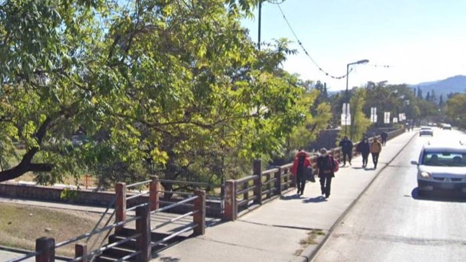 Reconoció a un ladrón y lo atacó a golpes