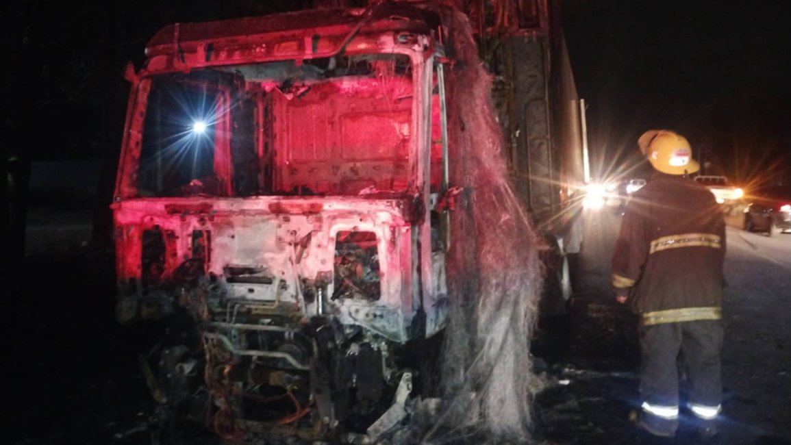 Destrucción total de la cabina de un camión por el fuego