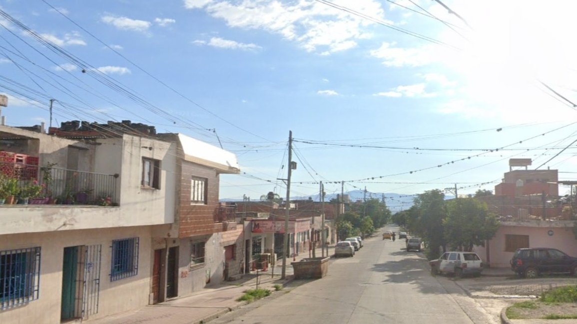 Un conductor se estrelló contra la pared de una vivienda
