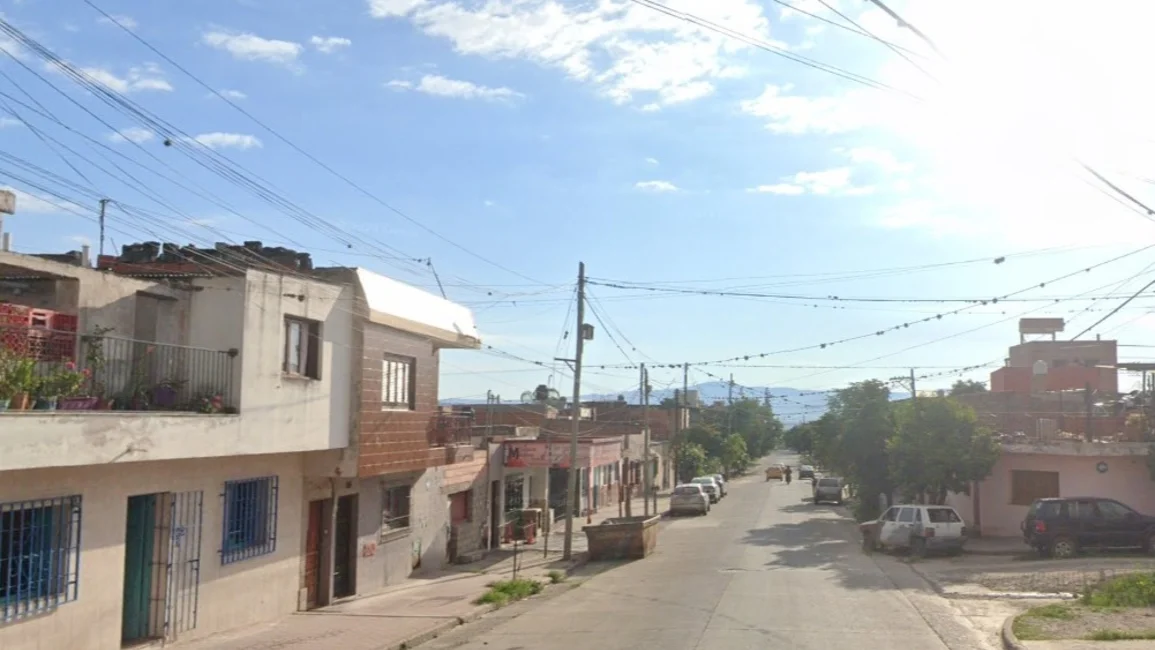 Un conductor se estrelló contra la pared de una vivienda
