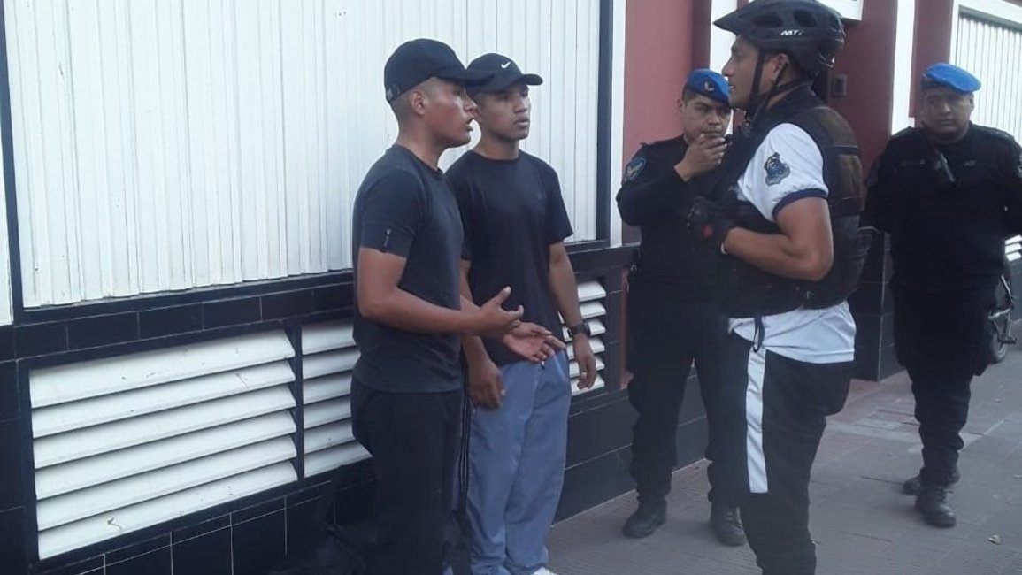 Insólito: dos cadetes del IUPS fueron hallados fumando marihuana en plena calle