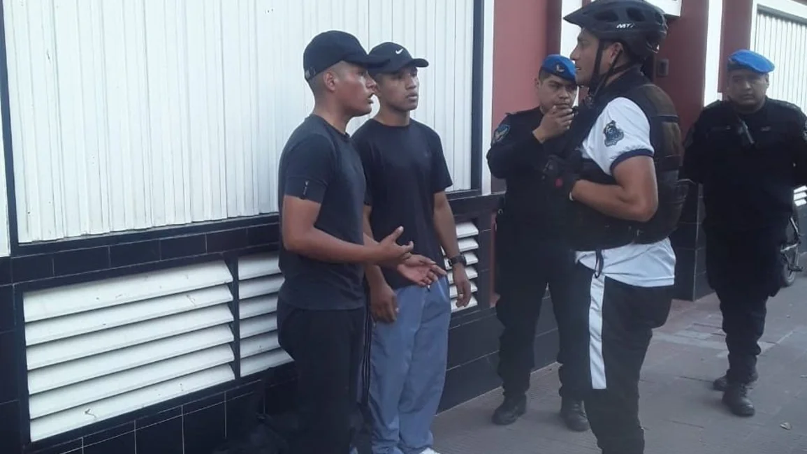 Insólito: dos cadetes del IUPS fueron hallados fumando marihuana en plena calle