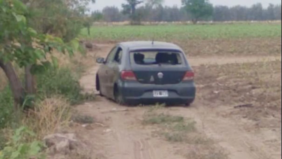 Perico: roban otro auto y lo abandonan desmantelado