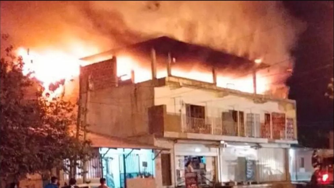 Voraz incendio en una casa de tres plantas en San Pedro