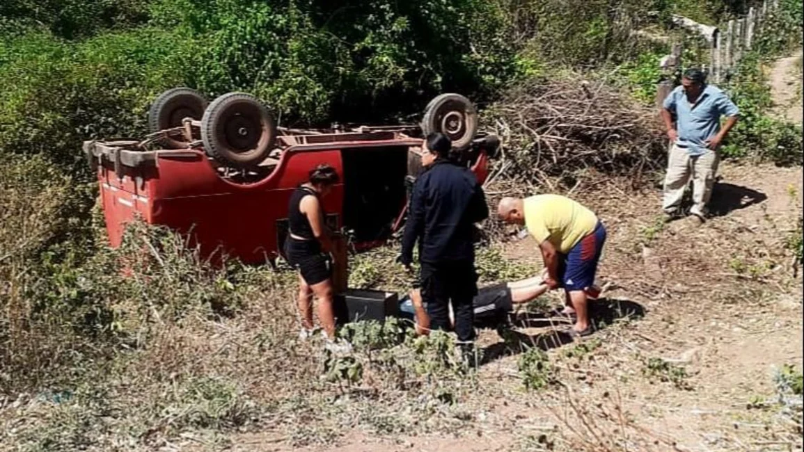 Intentó sacar un vehículo volcado, se le dio vuelta el tractor y casi pierde la vida