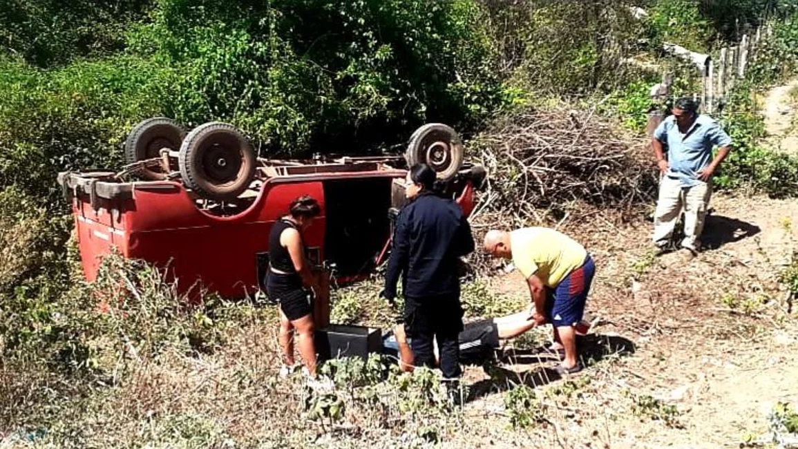 Salva de milagro su vida tras el vuelco de un tractor