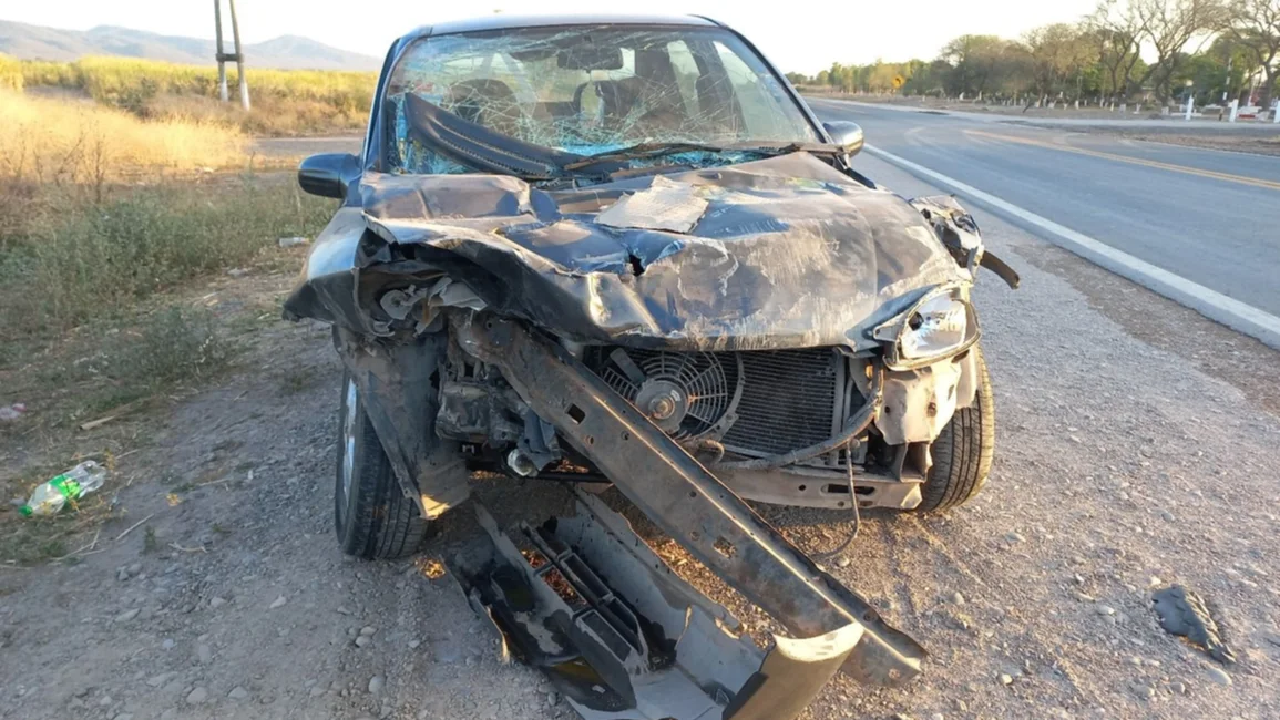 Conductor chocó un camión y abandonó su vehículo
