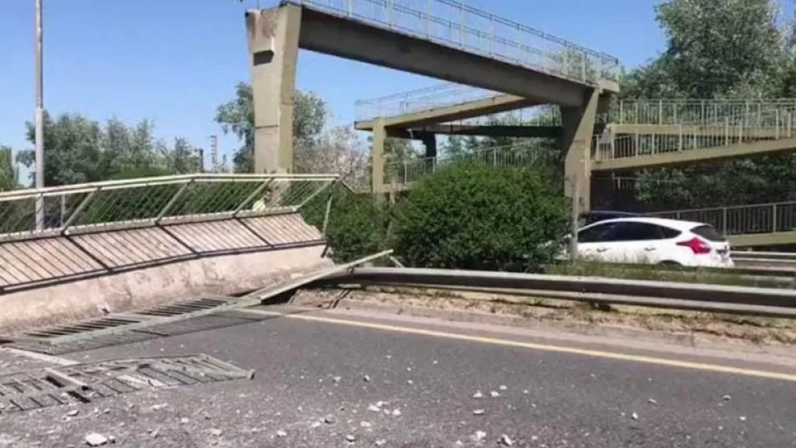 Un camión con la batea levantada chocó contra un puente y lo derribó
