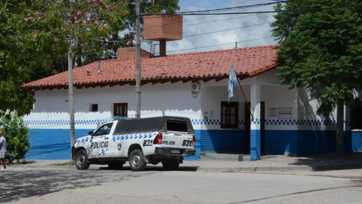 Arrojaron una bomba casera dentro de una residencia