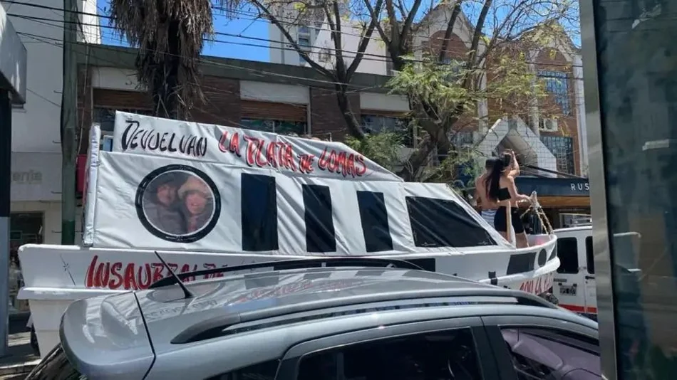 El "yate de Insaurralde" recorrió Lomas de Zamora en una caravana de la oposición