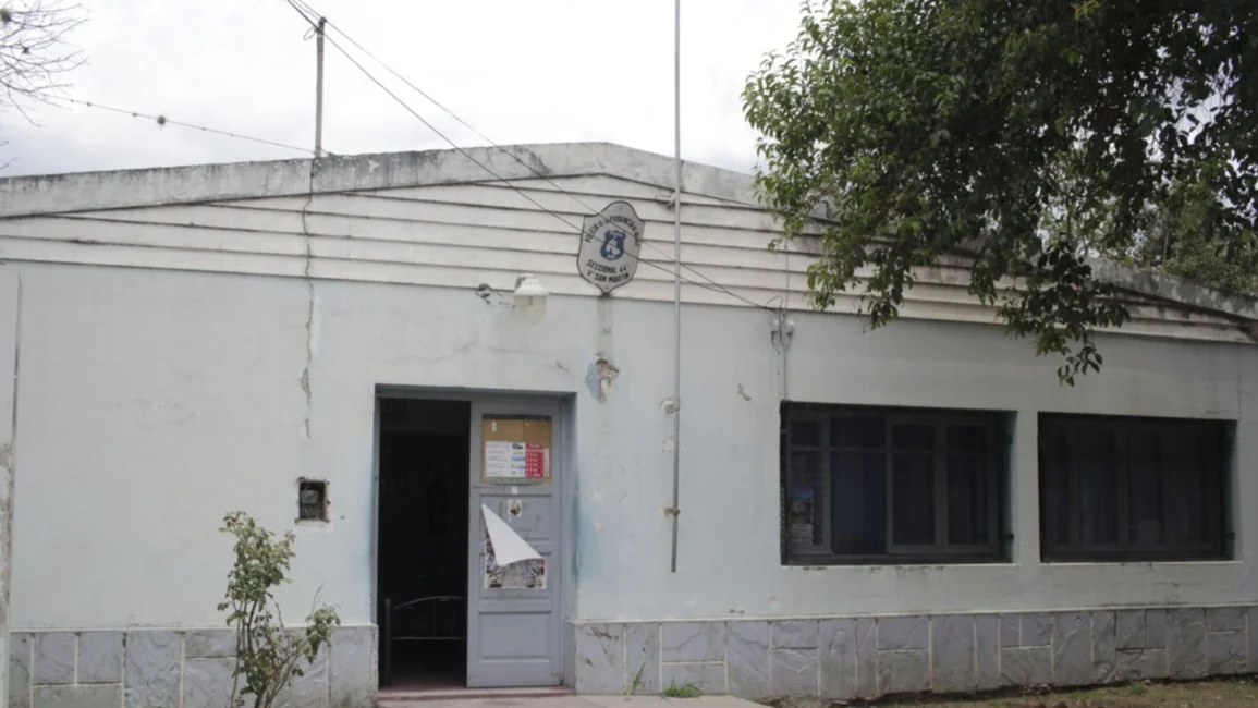 Violó una perimetral y golpeó brutalmente a su expareja