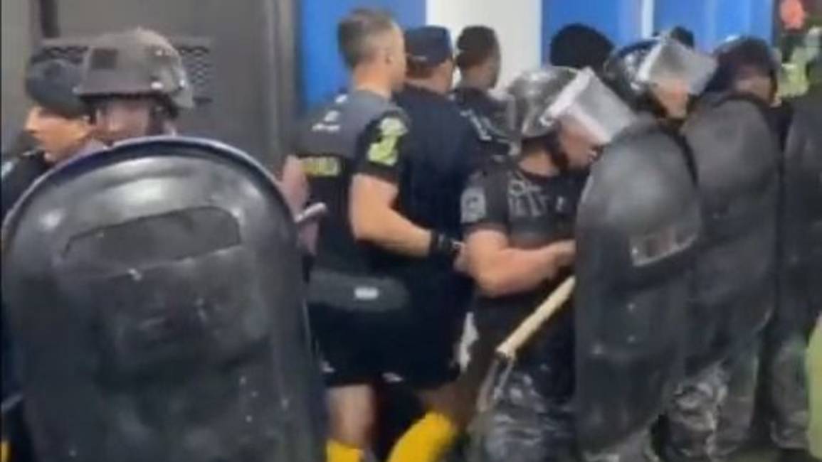 Video. Así fue salida del árbitro Comesaña luego del partido entre Gimnasia y Riestra