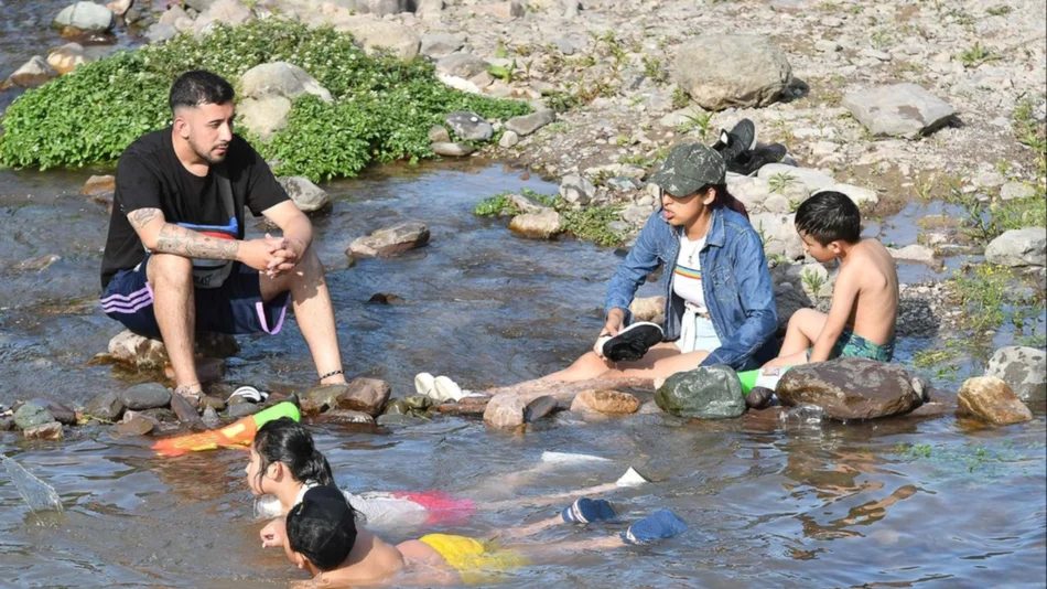 Con una máxima que superó los 38 grados en Jujuy, la gente se refrescó en el río