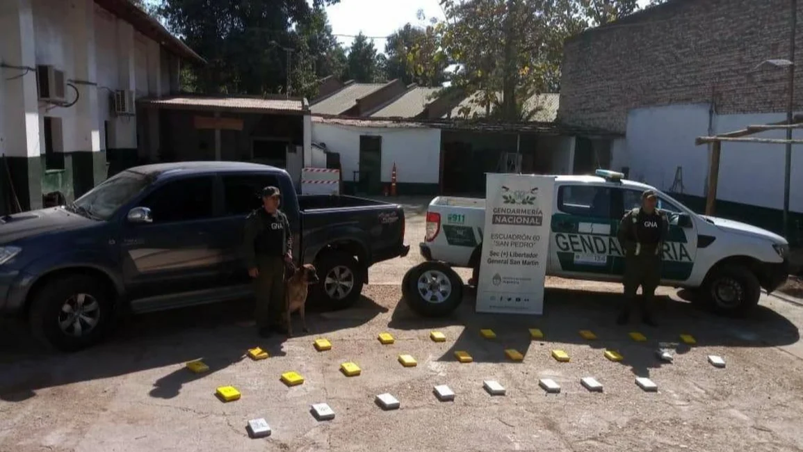 Millonaria carga de cocaína oculta en una camioneta