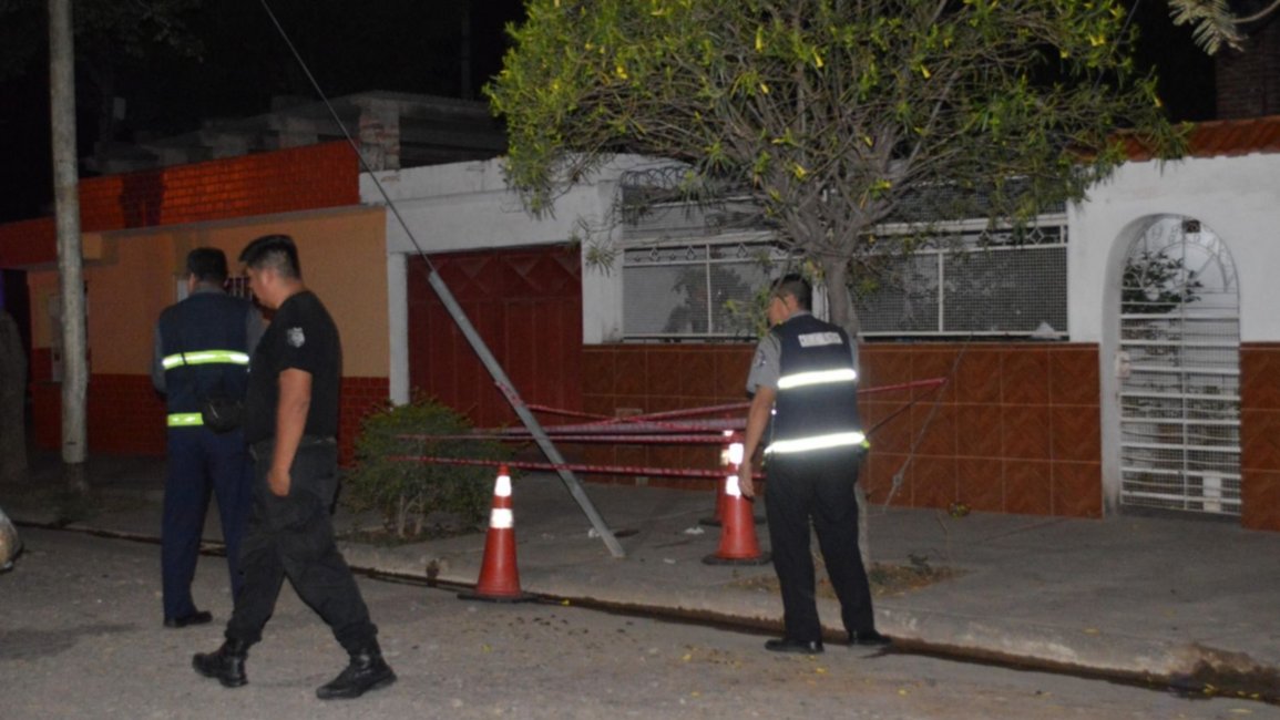 Un niño murió electrocutado mientras jugaba en la vereda