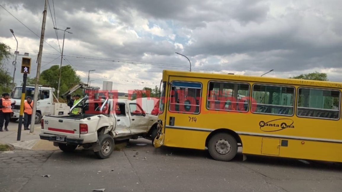 Tres personas resultaron heridas por un siniestro vial ocurrido en pleno centro capitalino