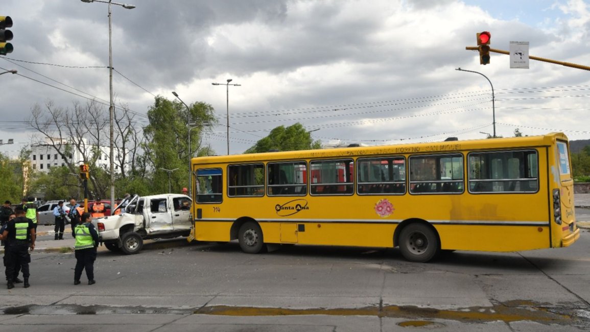 Camioneta cruzó en rojo y protagonizó un siniestro vial