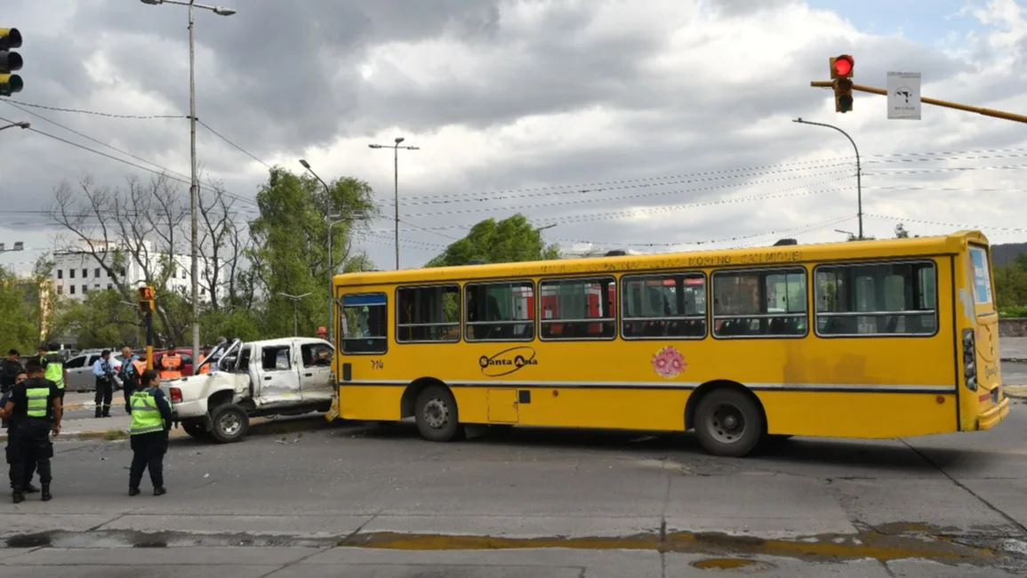 Camioneta cruzó en rojo y protagonizó un siniestro vial