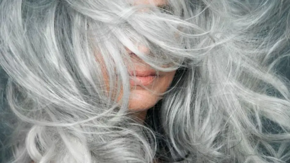 Canas: ¿cada cuánto se deben cubrir para no dañar el cabello?
