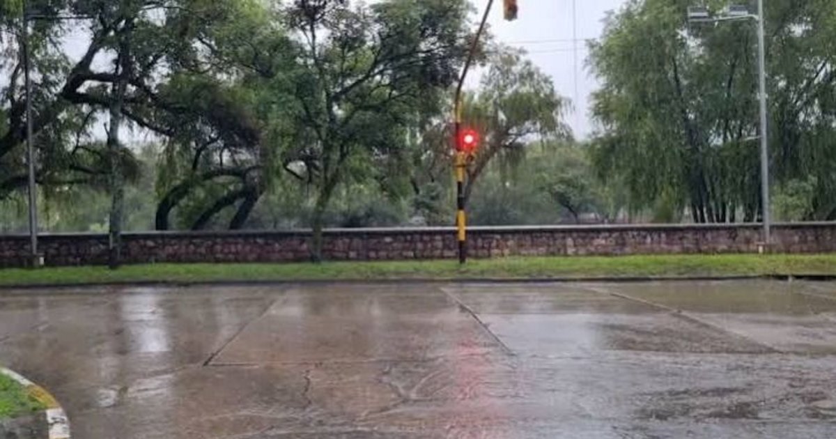 Domingo con chaparrones, tormentas aisladas y máxima de 26° C