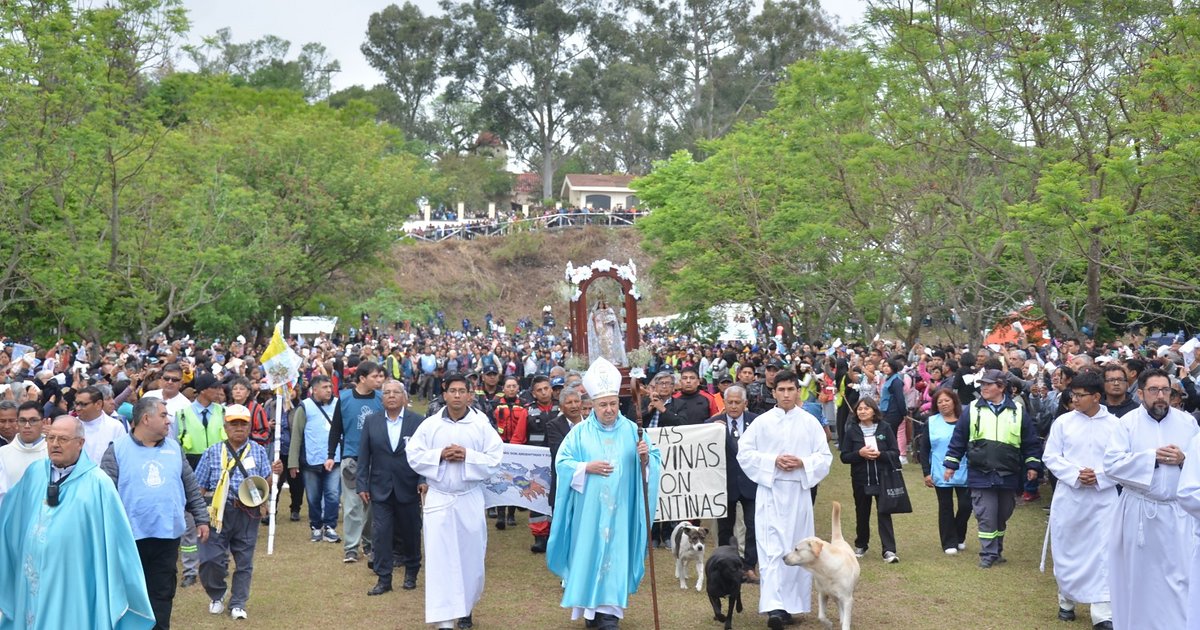Cientos de fieles se acercaron en busca de fe, esperanza y consuelo