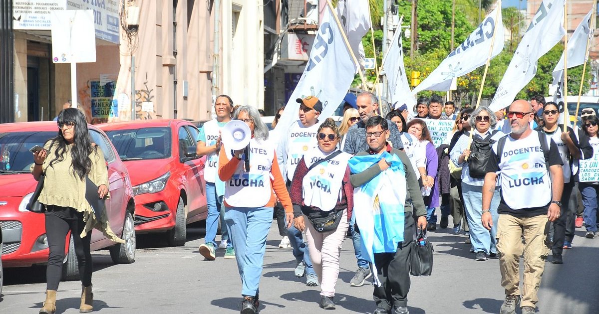 Docentes reclamaron ayer por supuestos descuentos