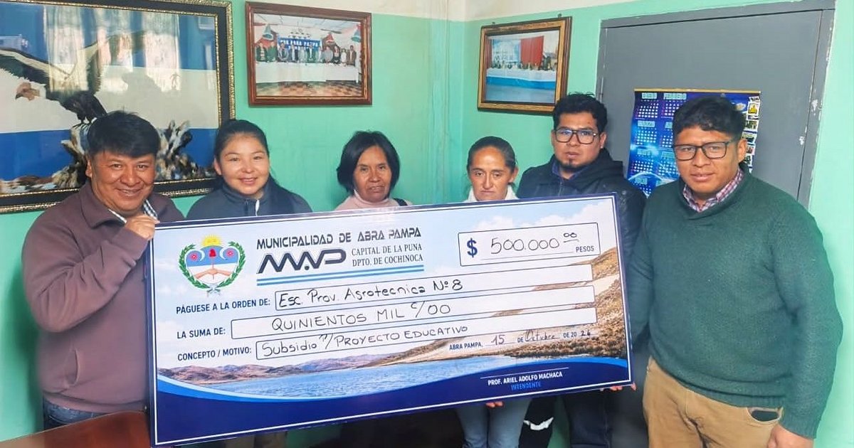 Municipio con los alumnos de la Agro de Abra Pampa