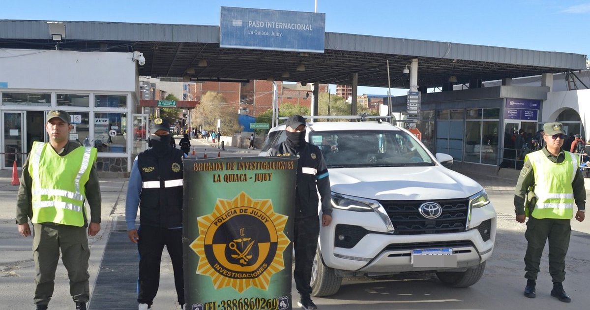 Recuperan camioneta robada que fue hallada en el vecino país