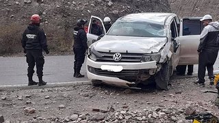 Pareja resultó herida tras volcar en la Cuesta de Lipán