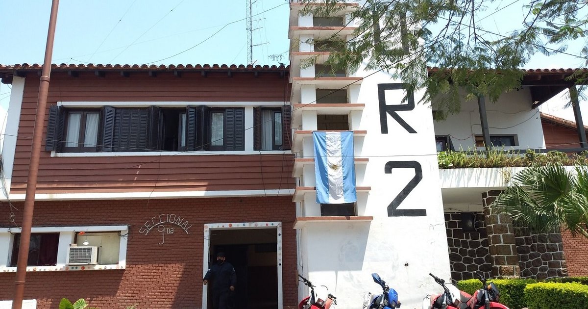 Robaba, saltó de un segundo piso para huir y fue detenido