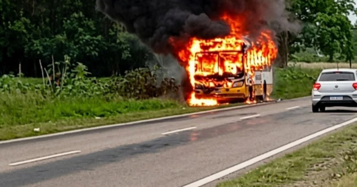 Se incendió un colectivo que transportaba a deportistas
