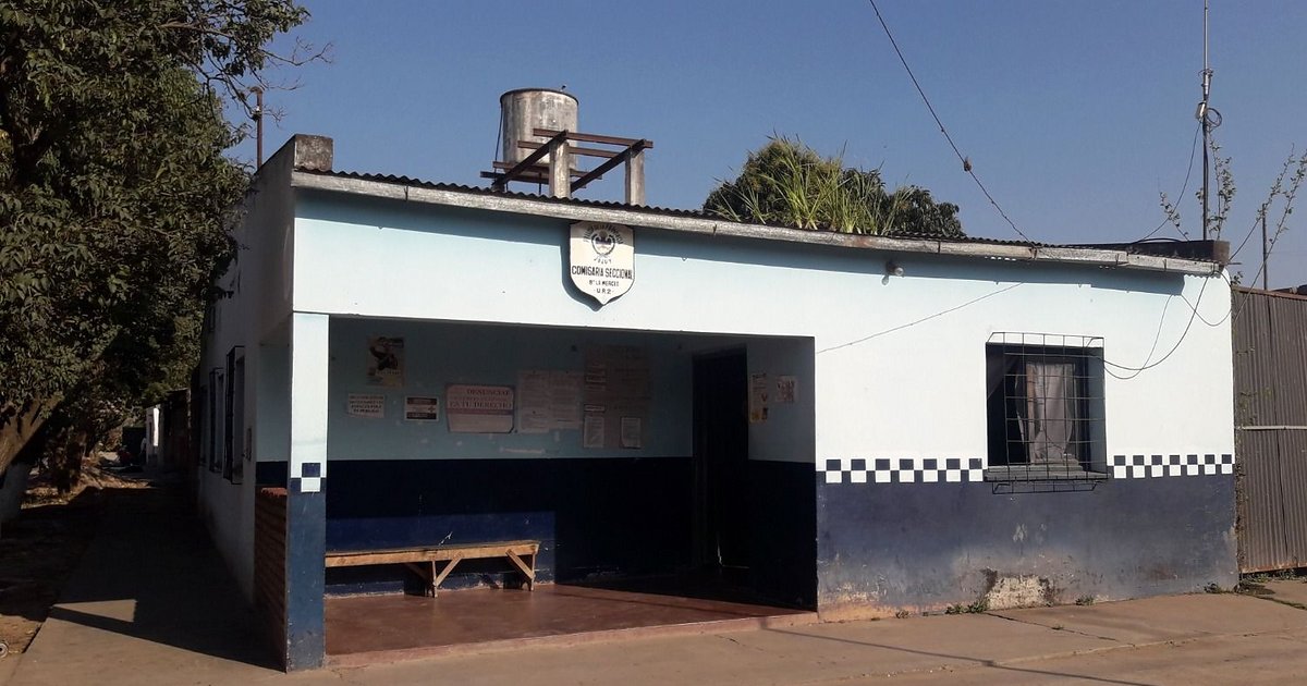 Se durmió y chocó con un árbol