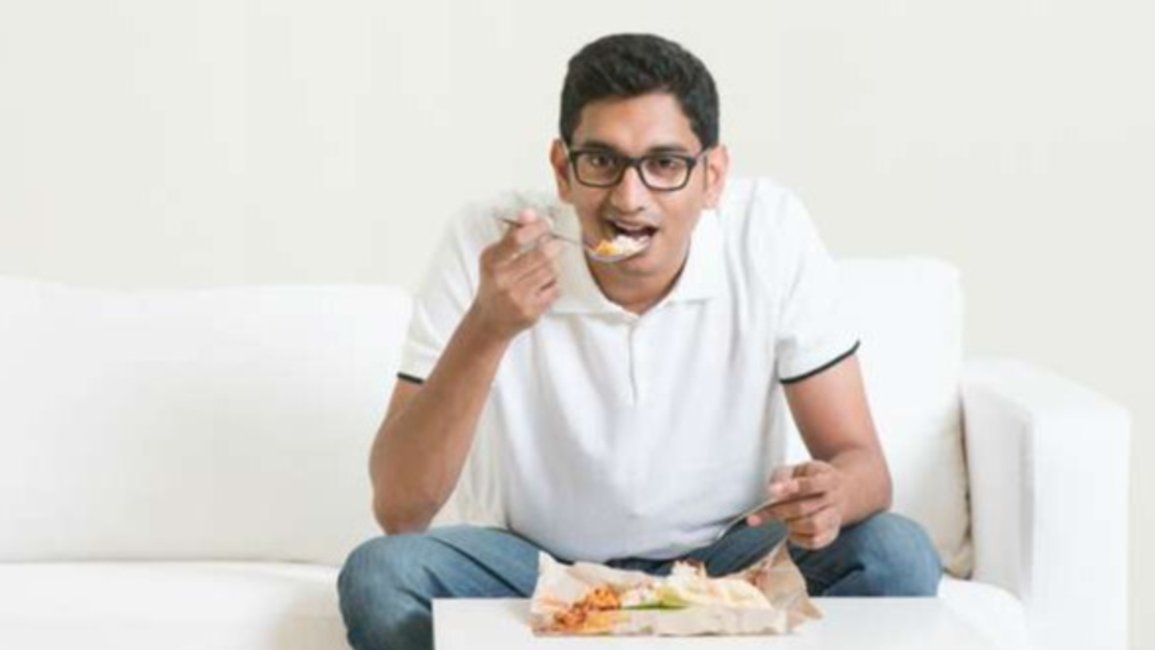 Una investigación advierte que comer en soledad puede ser malo para el corazón