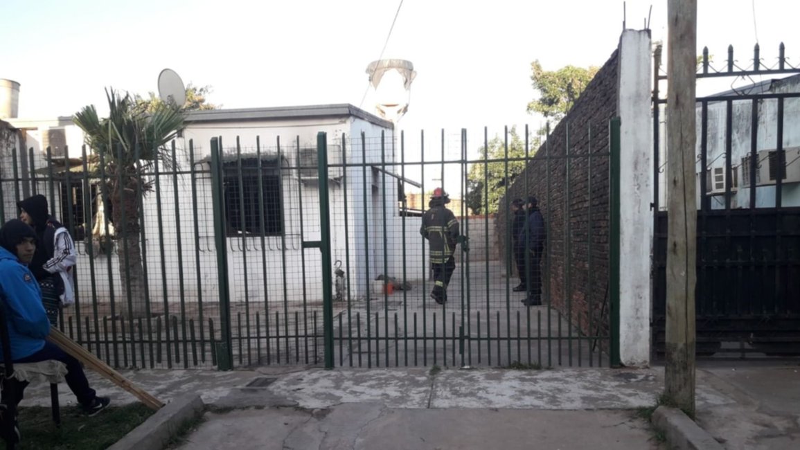 Hallan a mujer apuñalada en un incendio en su residencia