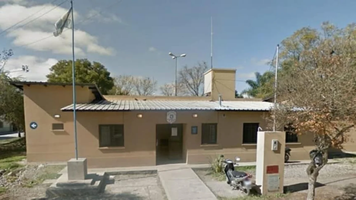 Amenazó con un cuchillo y piedras para robar un celular