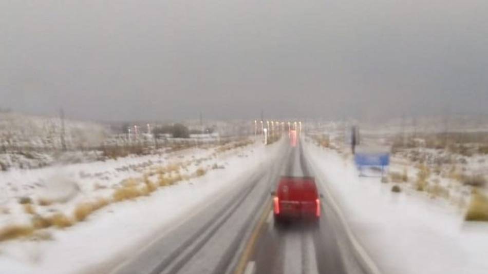 Intensa tormenta con caída de granizo tiño de blanco a Tres Cruces