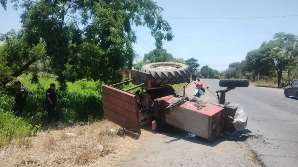 Salvó su vida de milagro al volcar con un tractor