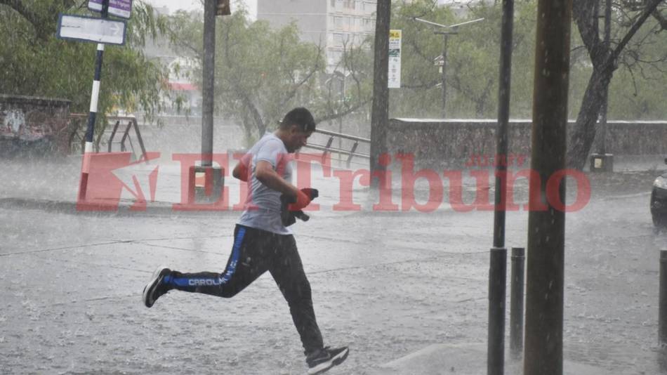La intensa lluvia sorprendió a los jujeños esta tarde