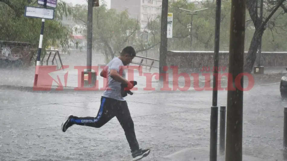 La intensa lluvia sorprendió a los jujeños esta tarde