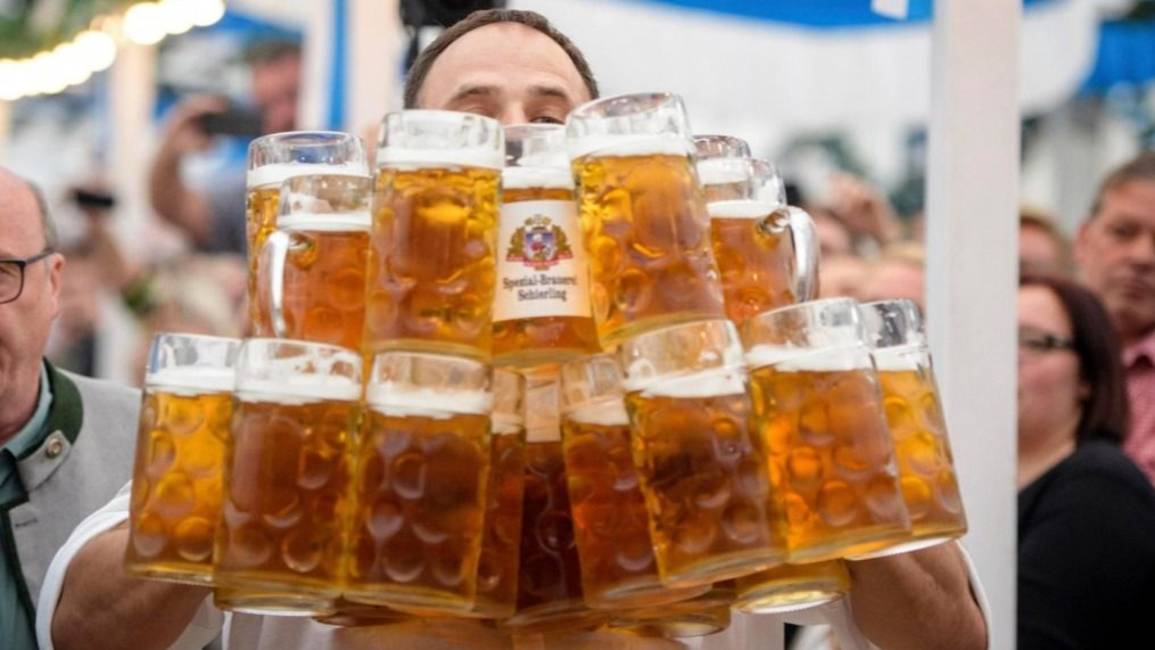 Solo en 3 horas, alemanes beben más de mil cervezas y rompen récord