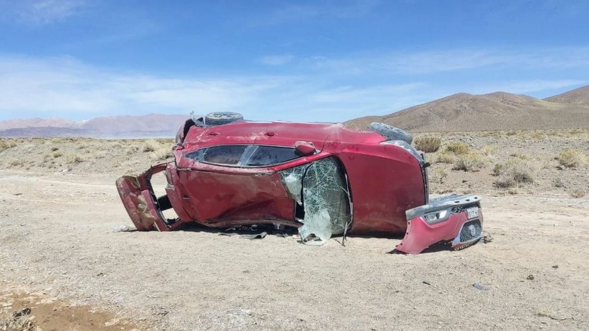 Turistas salvan de milagro sus vidas tras violento vuelco