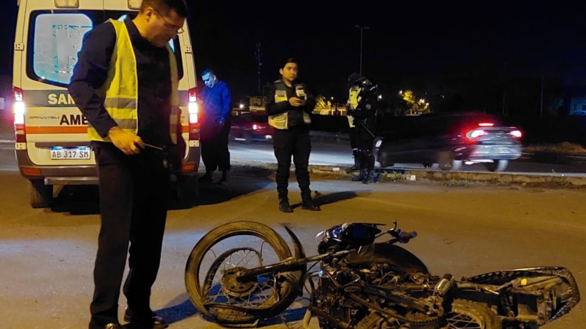 Manejaba alcoholizado y chocó contra una rotonda