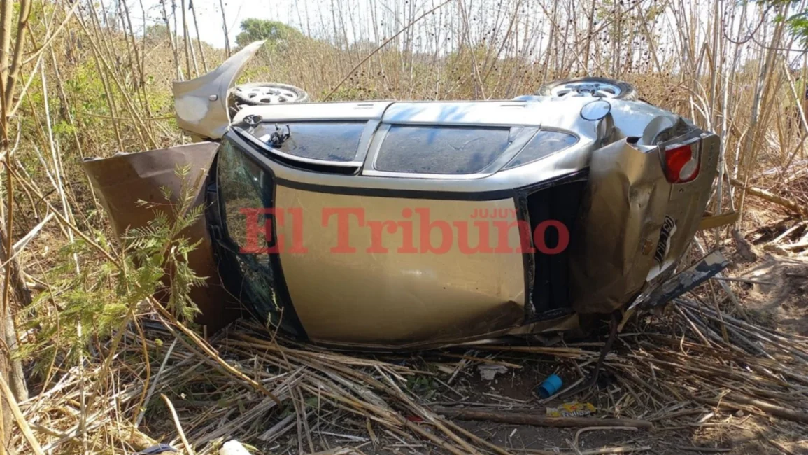El conductor de un automóvil salva milagrosamente su vida tras caer a  un profundo barranco