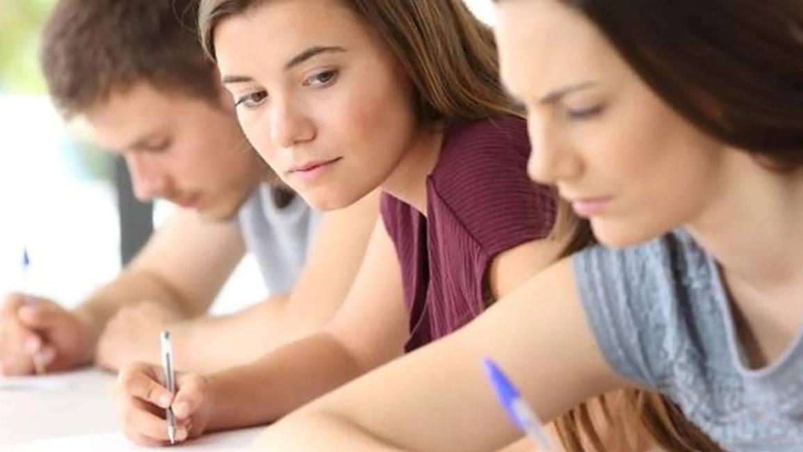 Polémica por una maestra que permite que sus alumnos copien en el examen